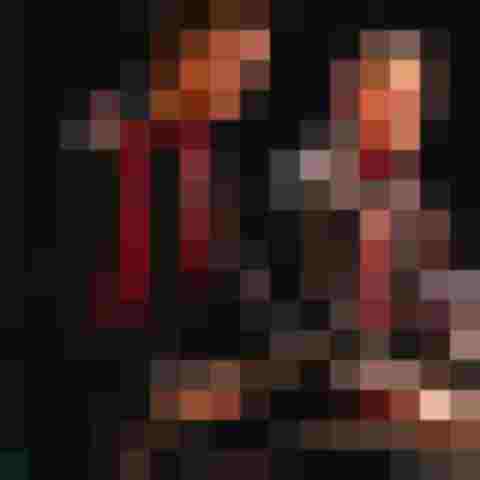 Zwei junge Musiker in schwarz-roten Outfits spielen auf einem Vibraphon.