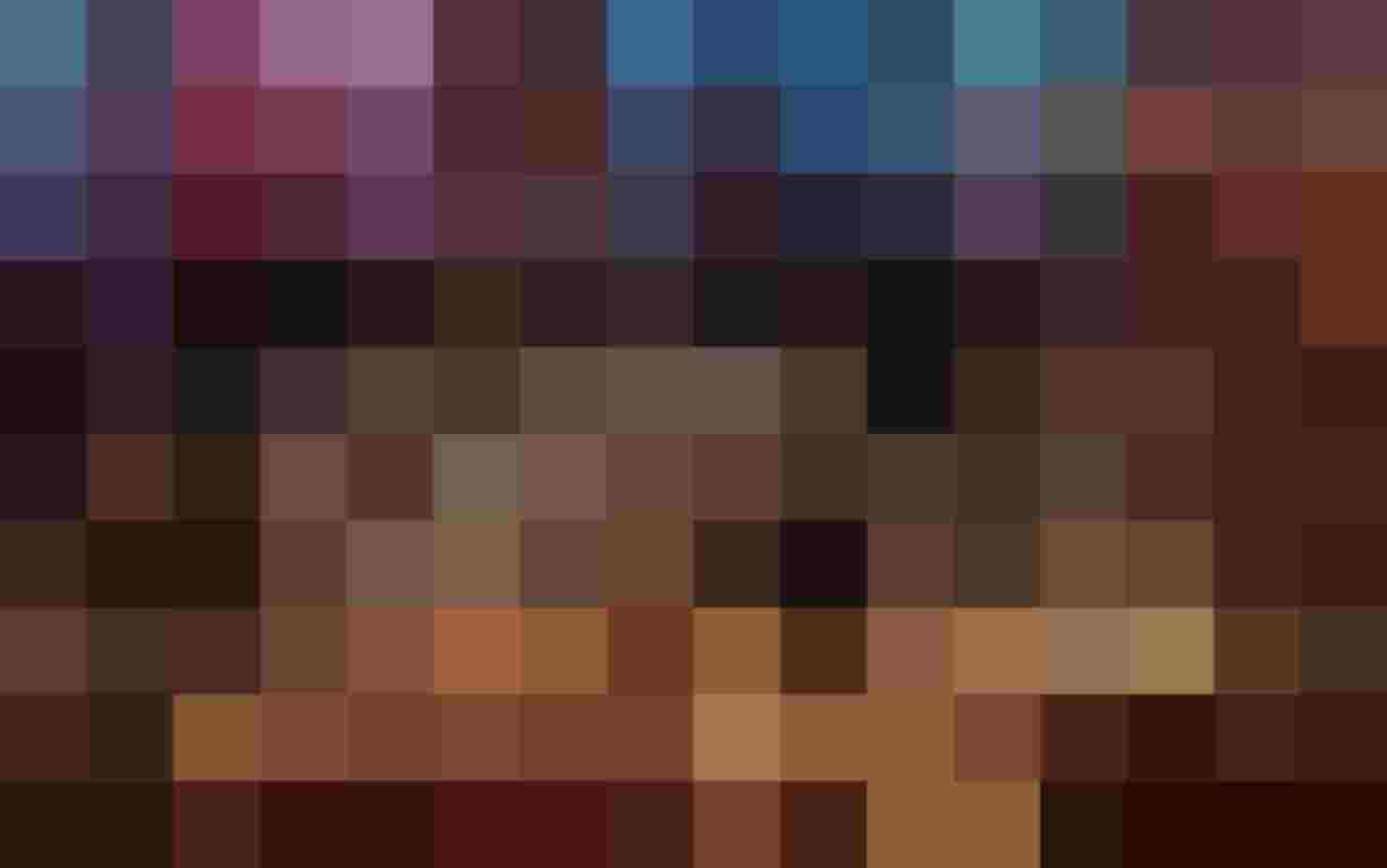 Blasmusikaufführung in einem festlichen Raum mit Musizierenden und Publikum.