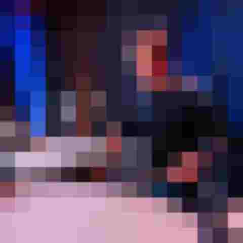 Junger Musiker spielt begeistert auf der Pauke während eines Konzerts.