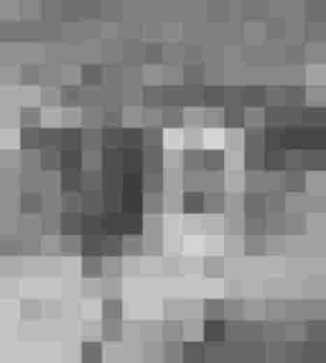 Traditioneller Blasmusikumzug mit Trachtenträgern im Pinzgau.